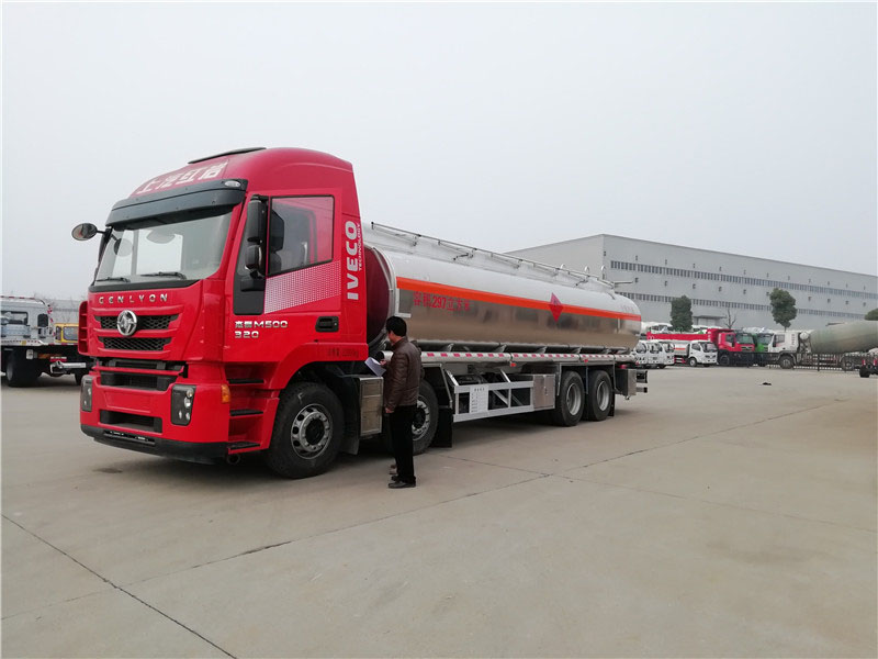 上汽紅巖29.7方前四后八鋁合金運(yùn)油車，20噸運(yùn)油車