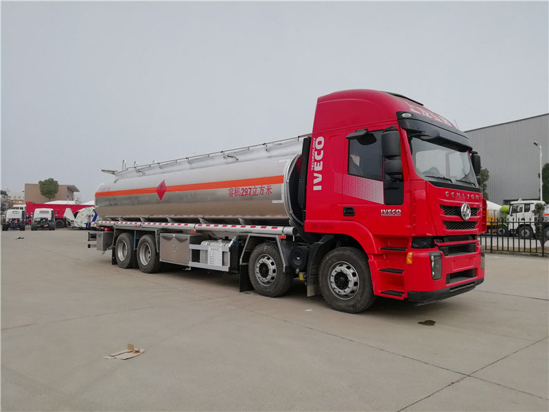 上汽紅巖29.7方前四后八鋁合金運油車，20噸運油車