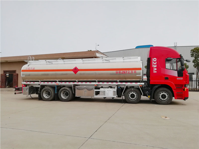 上汽紅巖29.7方前四后八鋁合金運油車，20噸運油車