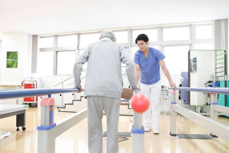康復(fù)輔具適配服務(wù)中的核心角色 康復(fù)輔助器適配師證書的作用、工作內(nèi)容及適合人群解析